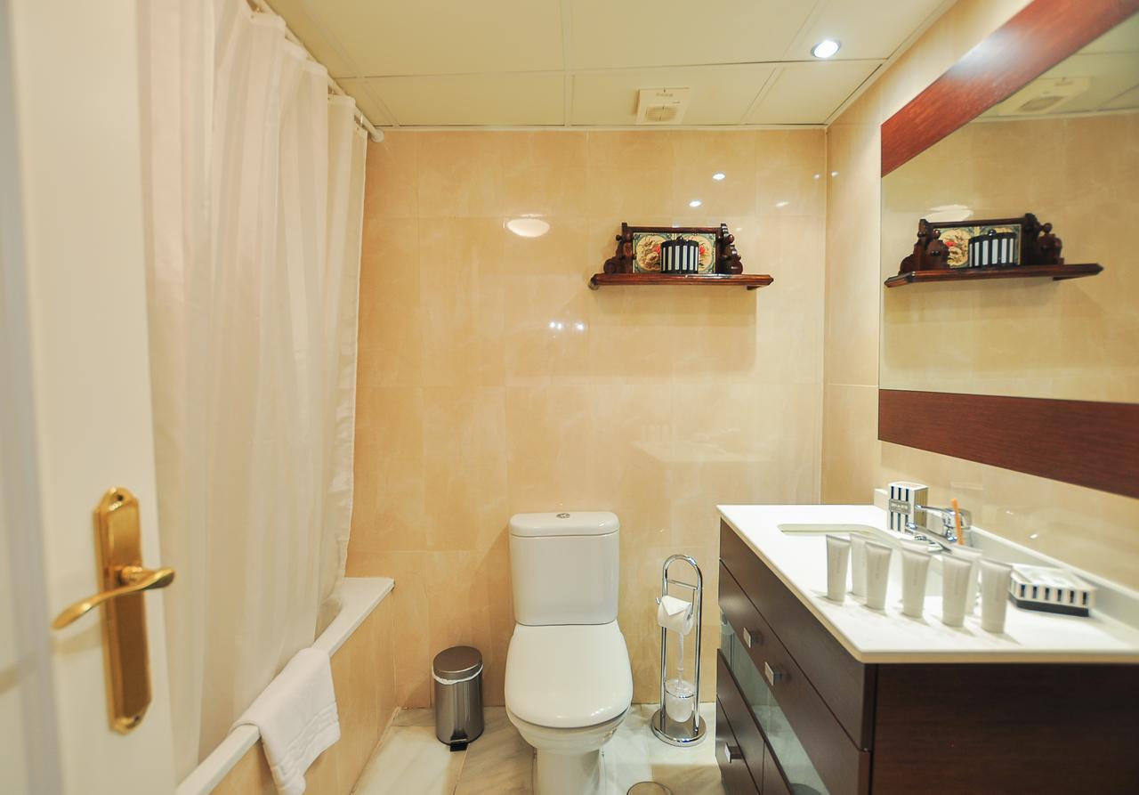Acogedor Apartamento Junto A Calle Larios By Renthas Apartment Malaga Exterior photo